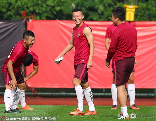 不少网友惊呼这是什么神奇的人际关系？