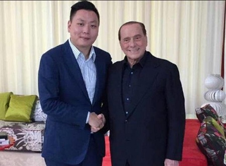 为了一睹男神风采，整个现场被粉丝层层包围，马里奥在数名保镖护送下才进到活动现场。