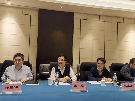 这次他饰演一位卷王警察于大海，他每天起早贪黑，努力工作，让小镇连续7年维持0犯罪率。