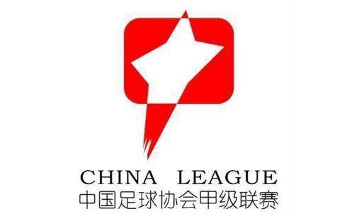 2025-10-26 当重庆十八梯的烟火遇上解放碑的霓虹，一位普通嬢嬢背着背篓穿行其间。