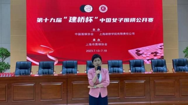 时间：2024.12.31 ： 作者：小松 ： 在历经8年的拉扯后，安吉丽娜·朱莉和布拉德·皮特间声势浩大的离婚官司终于落下阶段性帷幕。