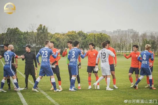 詹妮弗·洛佩兹新片性感露丰胸 与少年产生感情 2013-11-18 近日，詹妮弗·洛佩兹出现在洛杉矶的新片《邻家男孩》片场，她带着黑框眼镜，穿着低胸内衣站在窗前向外张望，看起来性感十足。