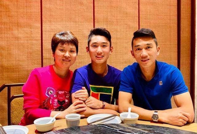 徐子珊身穿长裙秀婀娜身姿。