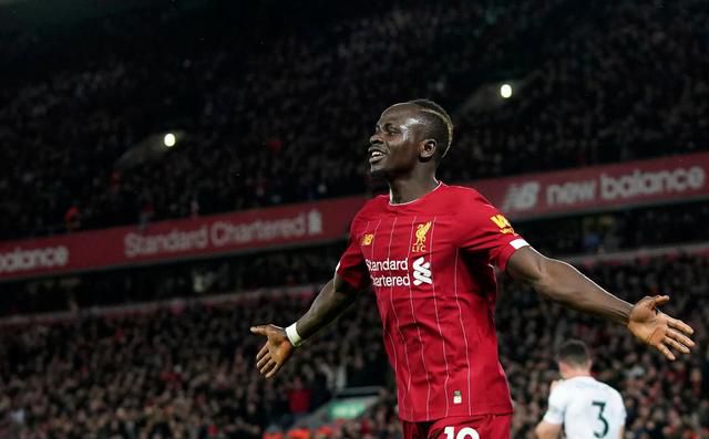 《追龙》重拍自经典港片《跛豪》，甄子丹除了在电影中饰演 “跛豪”，一身复古绅士范造型抢眼。