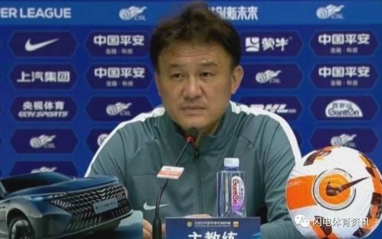 在片场，章子怡梳民国卷发，获大批助理、保镖陪同，显国际级巨星地位。