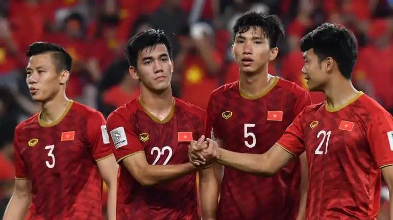 《中国医生》稳居冠军，单日票房7258万，累计票房截至发稿已达4.40亿，超过《1921》总票房暂列年度票房榜第15位。