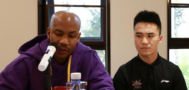 她笑言，会要求对方每款 钟楚红烈焰红唇秀酥胸 方大同、薛凯琪不提绯闻 2011-06-18 6月17日，钟楚红、刘青云、方大同、薛凯琪等演艺圈明星在香港为某品牌秋冬时装展出席走秀。