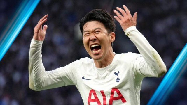 订婚戒指为复古风格，主钻约7-8克拉，估值25万-55万美元（约180万-400万人民币），由小众设计师Kindred Lubeck定制，采用18K黄金与手工雕刻工艺。