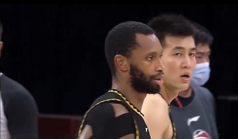 值得注意的是，亚伦·保尔的黄色外套神似《绝命毒师 第五季》宣传海报中布莱恩 “小粉”被逼制毒 《绝命毒师》电影版真的来了！