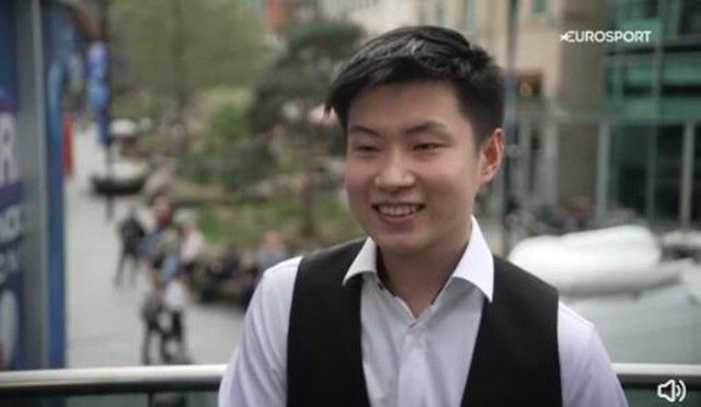 49岁的塞隆身穿黑色抹胸泳衣，秀出超绝身材。