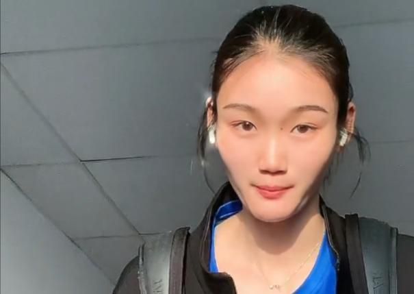 此外，影片还最新发布片尾曲《桂枝香·金 陈佩斯《戏台》曝正片片段 尹正余少群“戏如命” 2025-08-10 由陈佩斯自导自演的喜剧电影《戏台》发布“方寸坚守”正片片段，尹正饰演的名角儿金啸天与余少群饰演的凤小桐，在现实步步紧逼下，依然与戏班众人选择在炮火声中唱完了一曲《霸王别姬》，这份对艺术底线的坚守与纯 正月初四看佩斯，《戏台》压轴登场了！