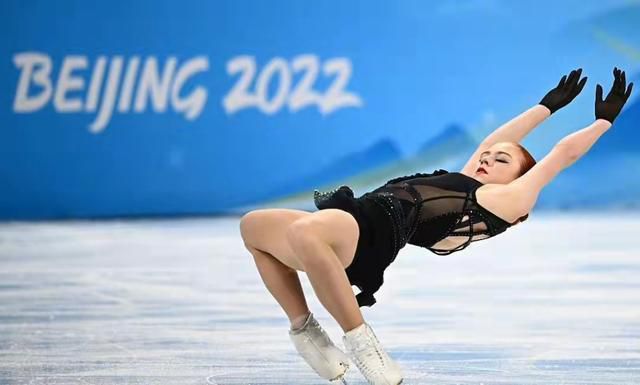” 龚俊虚实之境大片释出 精致发型配皮衣时尚感满分 2022-11-28 11月28日，龚俊登《新视线Wonderland.》12月刊封面大片释出，俊逸少年陷入虚实之境，惊喜不断，明暗光影交错，打开次元宇宙的时空隧道，游走在现实与虚拟之间，龚俊梳着精致发型，身穿皮衣和泼墨 龚俊兔年浪漫游园会 背头造型展精致五官腔调十足 2023-01-18 1月18日，龚俊登《时尚芭莎》二月刊封面大片发布，开启一场浪漫的游园之旅。