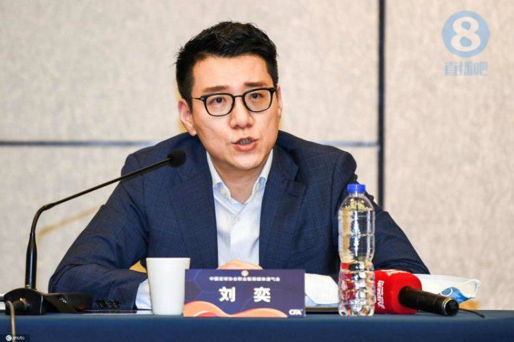 这正是《惊蛰无声》最巧妙的设计——它没有藏，而是直接打明牌，查身份，看究竟谁是人，谁是“鬼”。