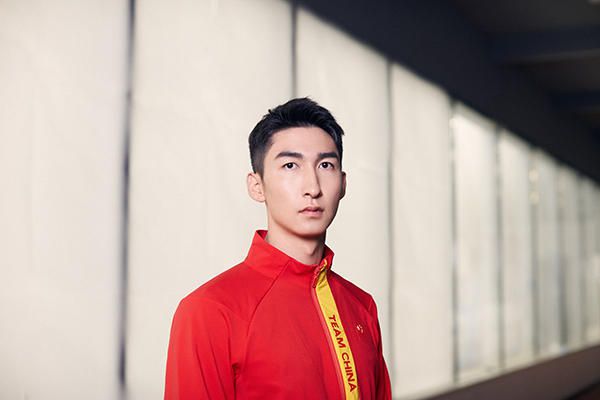 作为寺庙中的小扎巴，桑吉悦希最初的信仰局限于宗教范畴，认为苦难源于“修行不够”，试图通过磕长头、念经寻求解脱。