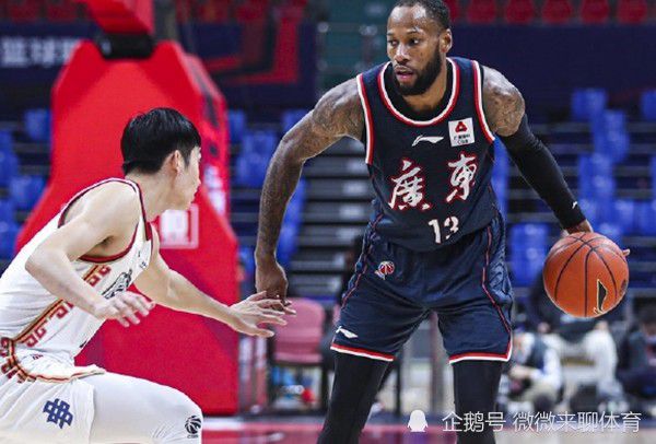 AI修复同样也考虑到了这一点，蒋紫东表示，“爱奇艺AI算法会优先处理划痕污迹等硬伤，对底噪的处理会很谨慎，我们会保留画面的胶片颗粒感，不会让画面有一种磨皮过度或者滤镜过重的‘油腻感’。