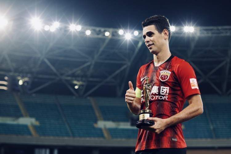 来自10个国家的20位超模穿着颜色缤纷艳丽的比基尼，在现场通过一个小时的专业闭气培训后，进行水下潜水拍摄。