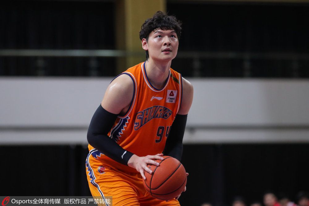 “三甲”美女出炉，与此同时亚洲歌坛天后孙燕姿，流行乐坛领军人物林俊杰，台湾著名歌手林志颖，新生代实力歌手刘惜君，流行女歌手弦子 时尚先生盛典聚众星 《变4》演员李俊霆气场强 2013-12-06 出的中国新生代演员李俊霆与陈坤、冯绍峰、吴建豪、李玟、张信哲、张亮、黄渤等知名男星一同亮相红毯。