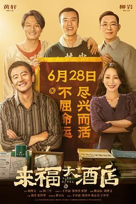 而更为动人的是姚晨标志性甜美笑容，加之清新简约的造型，配以粉嫩背景，生动诠释出具有春天感的少女气息。
