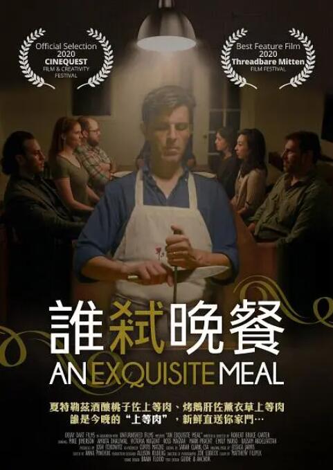 胡迪和伙伴们藏在稻草垛后，向外张望，十分可爱。