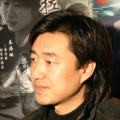 柏林电影节举办发布会 主席科斯里克展示纪念品 2016-02-03 德国柏林，当地时间2月2日，柏林电影节主席迪特·科斯里克出席第66届柏林国际电影节新闻发布会，展示萌系纪念品。
