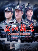 “蜘蛛侠”安德鲁与女友艾玛度假 海上帅气冲浪 2014-01-06 当地时间1月3日，夏威夷，安德鲁·加菲尔德与女友艾玛·斯通一起在海上冲浪，两个人跟着当地著名的冲浪教练Rory Russell一起学习，安德鲁的冲浪姿势十分帅气，颇有几分”蜘蛛侠“的感觉。
