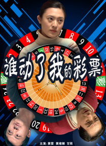 照片中，郭碧婷身穿黑色露肩长裙，戴着华丽的钻石首饰，长发梳成利落的低马尾，对镜头甜笑满脸幸福，略施粉丝，颜值在线状态 超水灵！