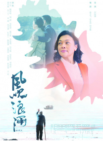 在剧照上，影片的主演华金·菲尼克斯一脸淡妆，站在雨中，翩翩起舞。