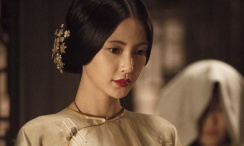 啪姐和卡哥约会：看狗仔都顺眼了 时间：2024.06.19 ： 作者：迪莫 ： 共6张 当地时间6月17日，美国纽约，“啪姐”杜阿·利帕和男友“卡哥”卡勒姆·特纳外出散步，二人穿着一黑一白的着装，亲密搂肩走在街头，面对跟拍的狗仔二人也是笑脸相迎，满溢的甜蜜氛围比他们手里的冰淇淋还要齁人！