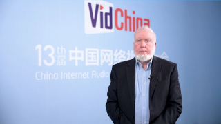 刘翔一进门便被媒体围住，他直接来到报到处领走资料后入住会议中心。